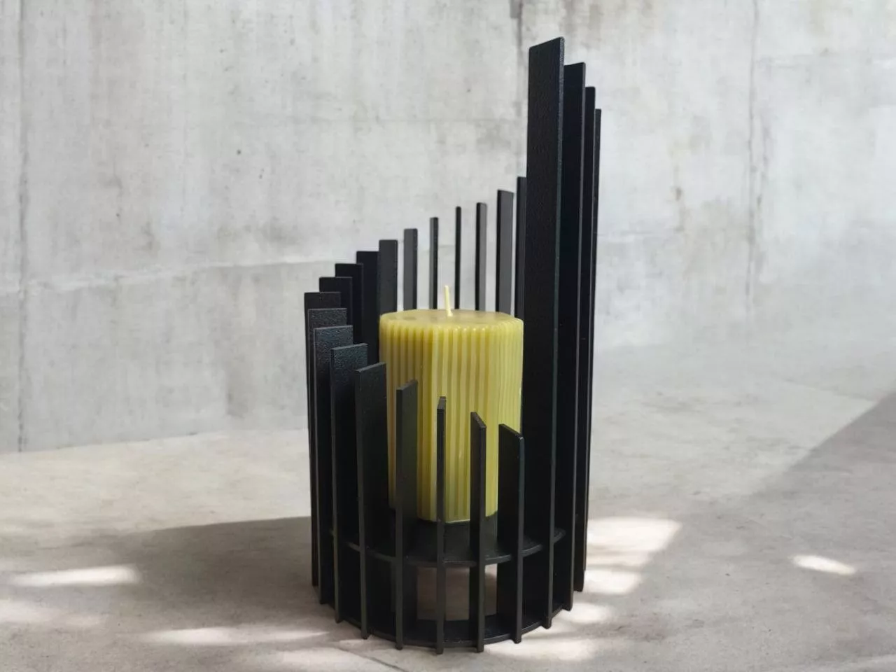Iron Throne - świecznik